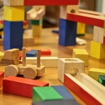 Edukacja twojego dziecka przez zabawę – pozaj rolę drewnianych zabawek montessori w rozwoju dziecka